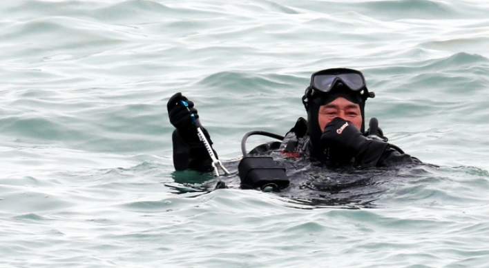 [Newsmaker] Divers risk lives to find, save missing passengers