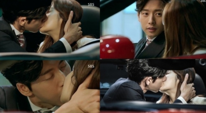 Actor Park Hae-jin gives Kang So-ra a ‘kiss of fire’