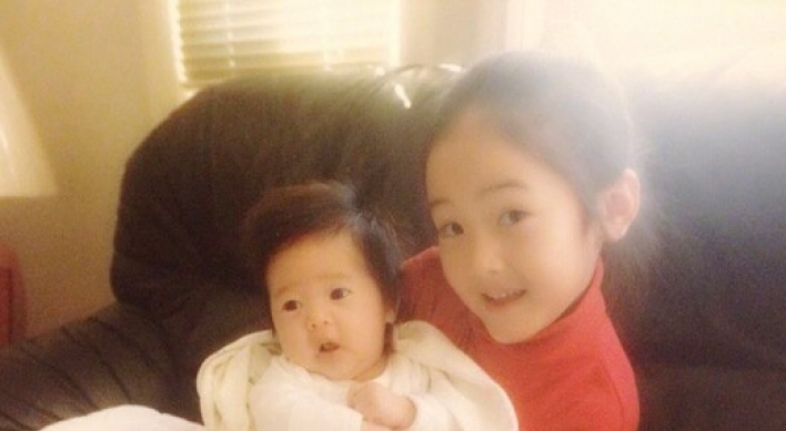 Childhood photo of Jessica and Krystal goes viral