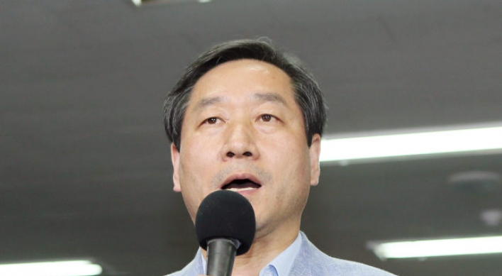 Former safety minister Yoo survives Sewol debacle
