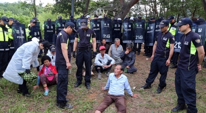 Authorities move in on Miryang power-line protesters