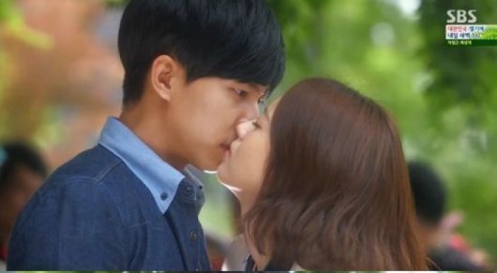 Lee Seung-gi kisses Go Ara