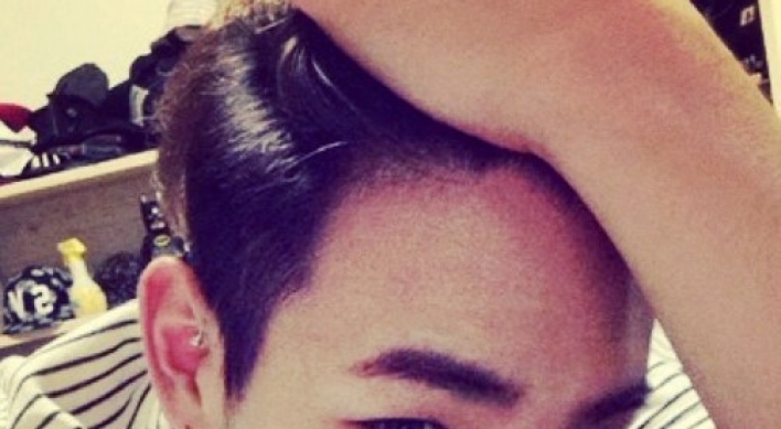 Key of SHINee posts selfie with new hairstyle