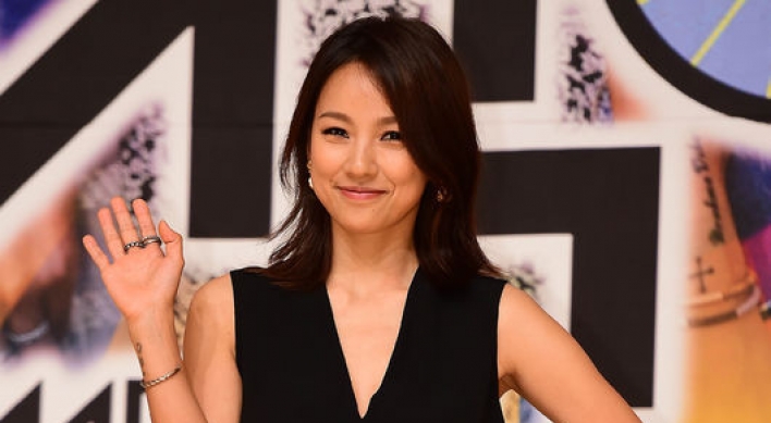 Lee Hyori shows off all black style