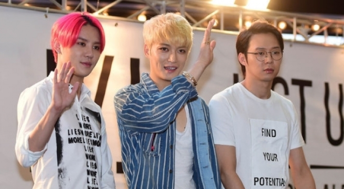 JYJ holds autograph session for fans