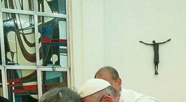 [Papal Visit] Pope baptizes father of Sewol victim