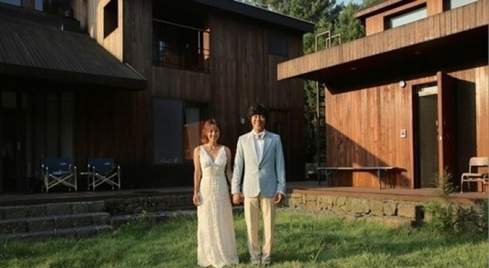 Lee Hyori celebrates 1st wedding anniversary