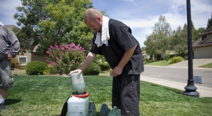 Lawn painters keep green in season amid California drought