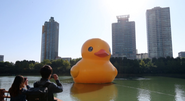 [Newsmaker] Rubber duck enthralls despite Lotte debate