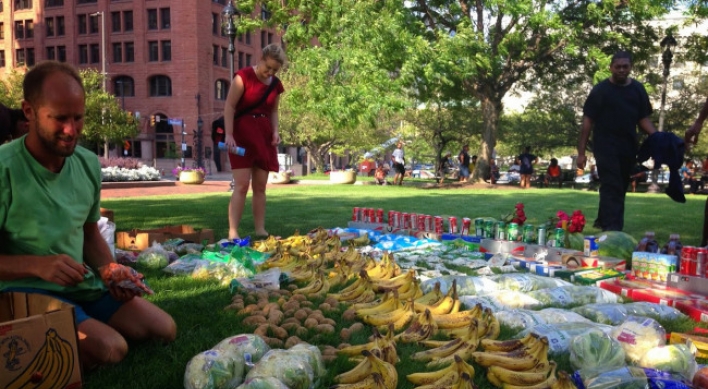 Activist dives in dumpsters across U.S. to raise awareness of food waste