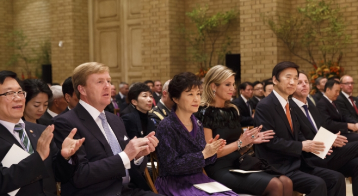Park attends banquet hosted by Dutch King