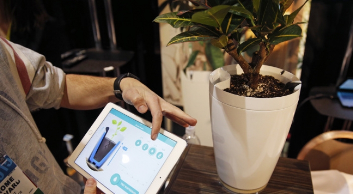 Smart gadgets take center stage at CES