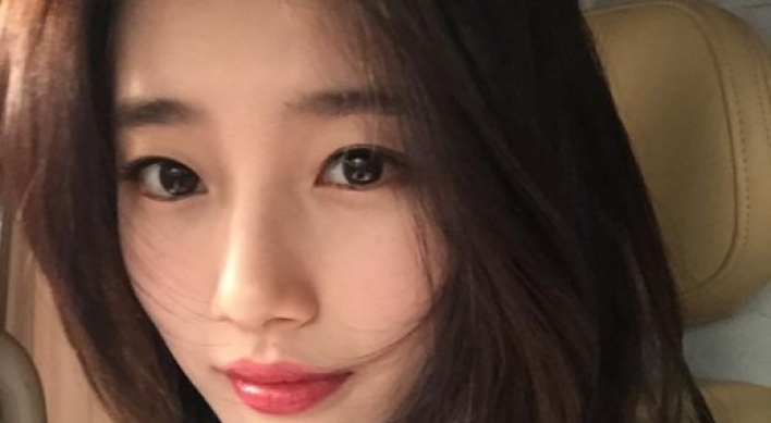 Suzy posts gorgeous selfie with rosy lips