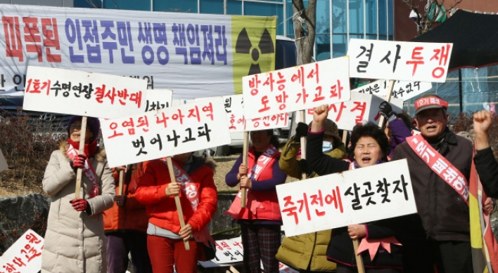 Restart of aging nuclear reactor sparks controversy