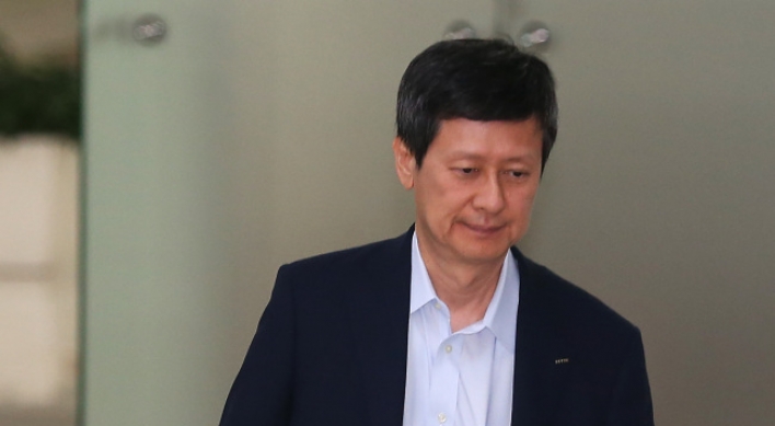 Ex-Lotte Holdings VP refuses to open personal information