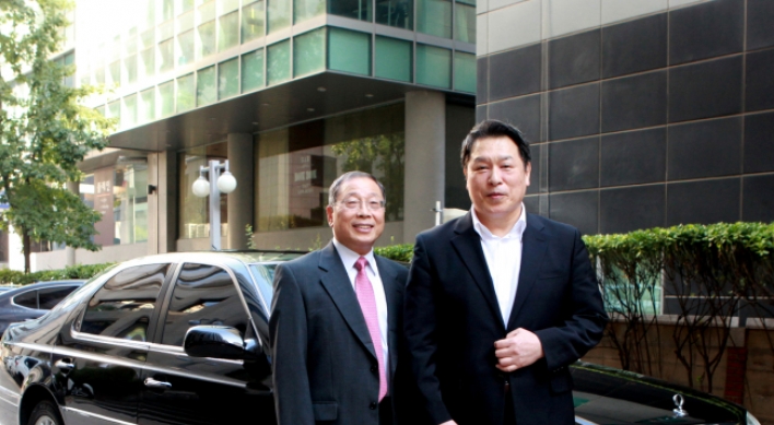 Former Ssangyong chairman donates 1st Chairman sedan to Ssangyong Motor