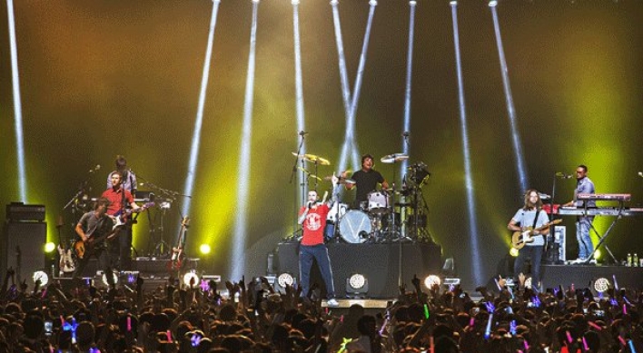 Korean fans prop up Maroon 5’s shaky Seoul concert