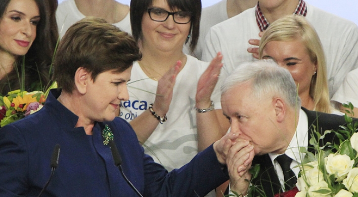 [Newsmaker] Polish euroskeptic right scores landslide victory
