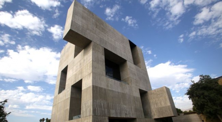 Chilean architect Alejandro Aravena wins Pritzker Prize　