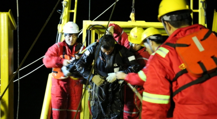 Sewol salvage operations face month-long delay