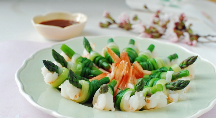 [Home Cooking] Saeu ganghoe (Green onion-tied shrimp and asparagus)