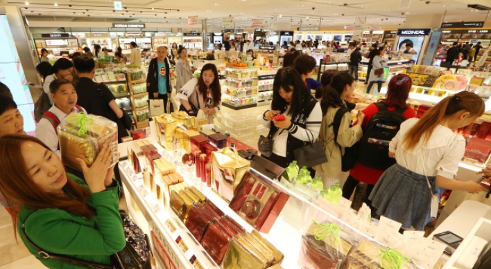 [Photo News] Chinese holiday shoppers flock to Korean duty-free stores