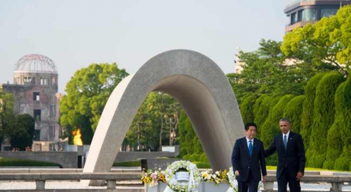 Obama pays tribute at Hiroshima nuclear memorial