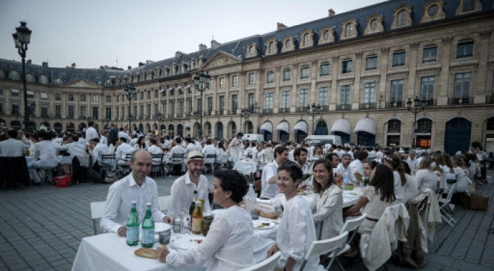 Thousands flock to posh Paris flash mob picnic