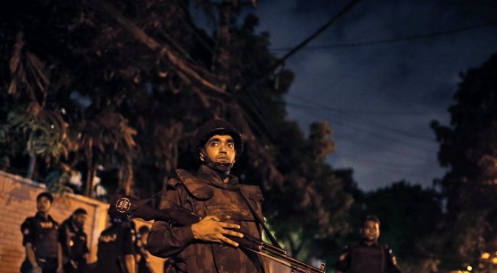 Gunmen storm Dhaka cafe, take diners hostage