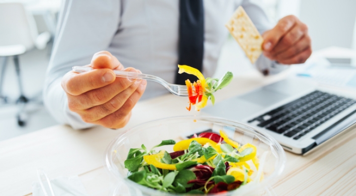 성공한 사람들이 점심 시간에 피하는 9가지 습관