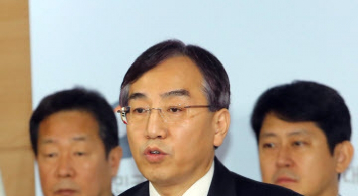Seoul sanctions top aides of North’s Kim