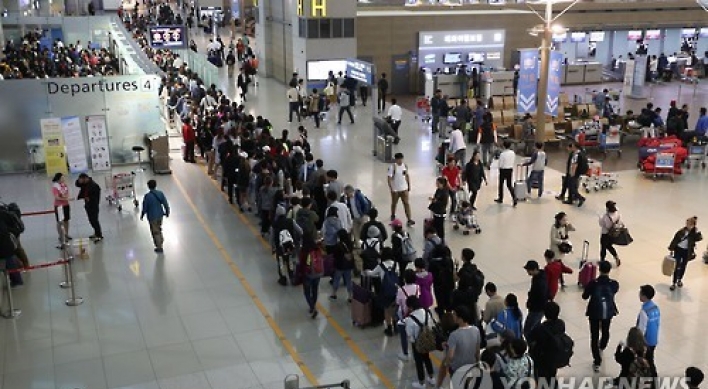 More travelers head overseas in Nov. despite offseason