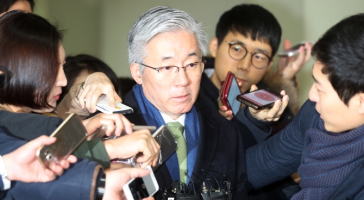 Ex-minister, Park aide quizzed over ‘blacklist’
