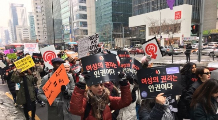 [From the scene] Hundreds join anti-Trump Women’s March in Seoul