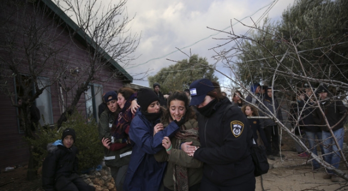 Israeli forces begin evacuation of West Bank outpost
