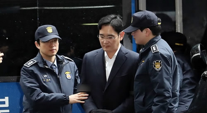 Jailed Samsung heir questioned again in corruption probe
