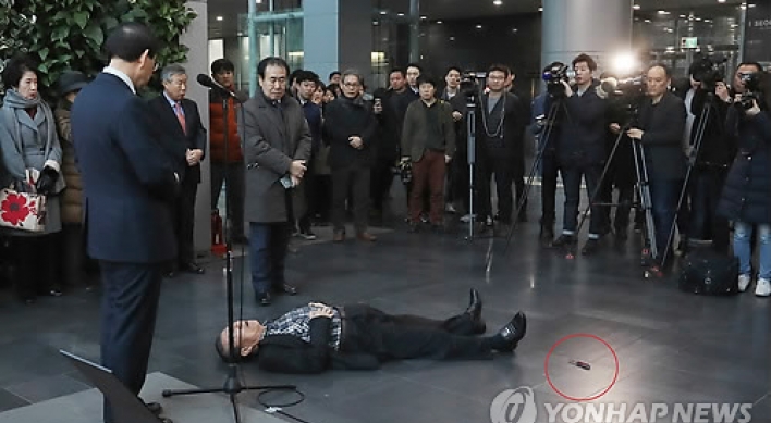 Man stabs himself in front of Seoul mayor during his speech