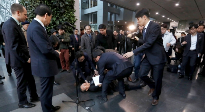 Man stabs self in front of Seoul mayor