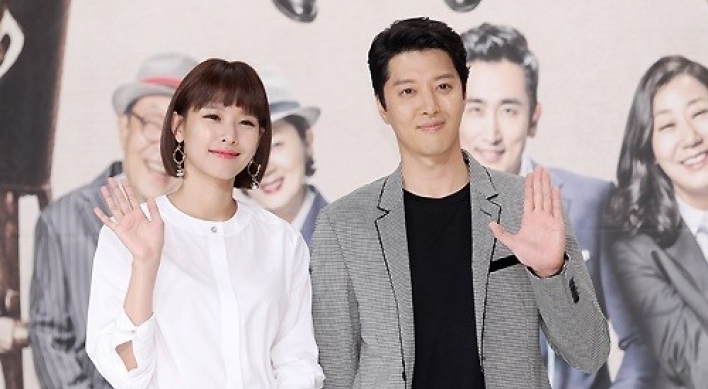 Actor Lee Dong-gun dating fellow drama star Cho Youn-hee