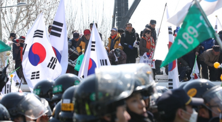Pro-Park protesters clash with police amid growing tensions over Park's ouster