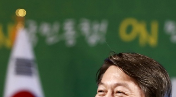 [Newsmaker] Ahn gears up for main race against front-runner Moon