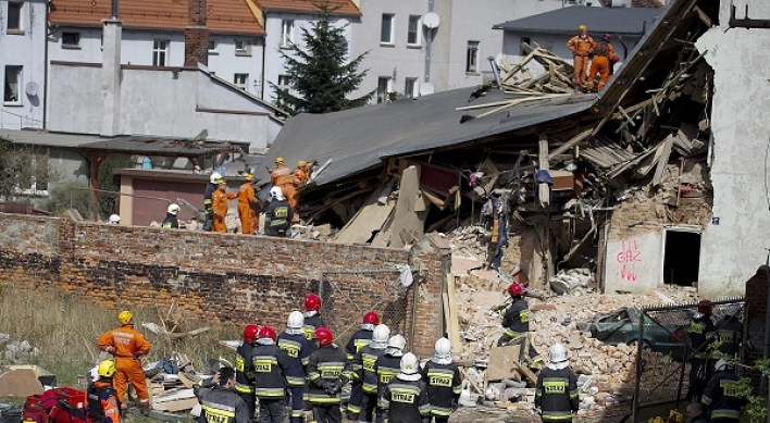 Polish PM vows aid to survivors of apartment collapse