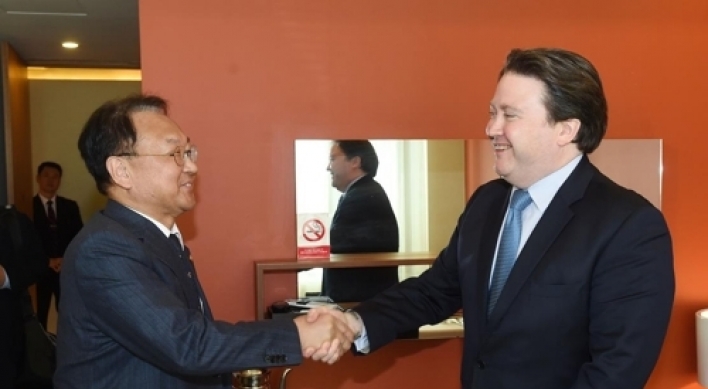 Korea's finance minister meets with acting US ambassador to South Korea