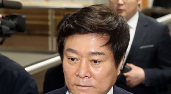 Lotte exec questioned over corruption scandal