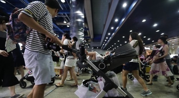 No. of fathers taking childcare leave soars 54.2% in Q1