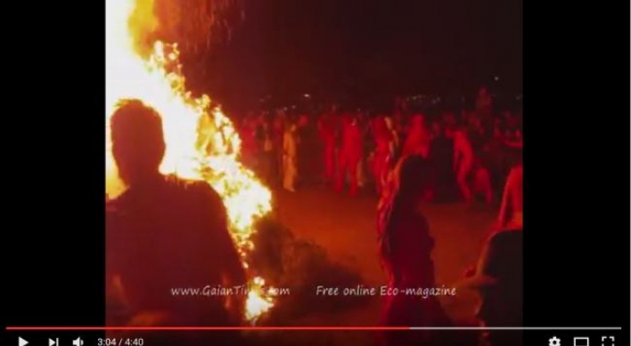 ‘맨몸으로’ 즐기는 벨테인 불 축제