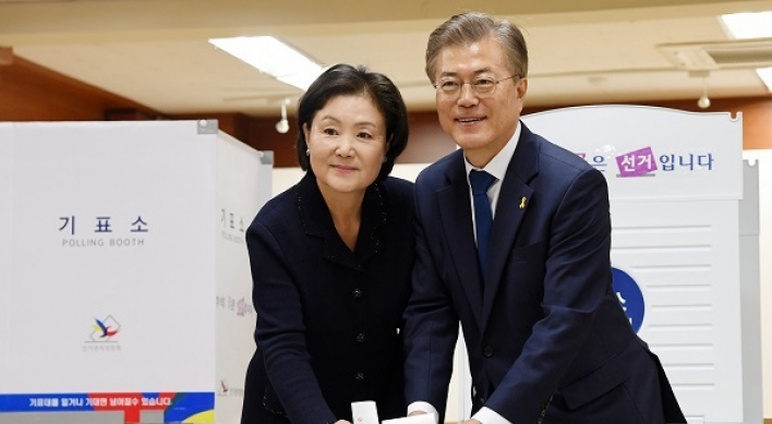 [Election 2017] Favorite Moon Jae-in casts his vote