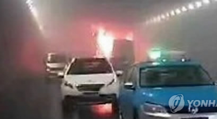 [속보] 中 웨이하이서 韓유치원 차량 화재로 어린이 11명 사망