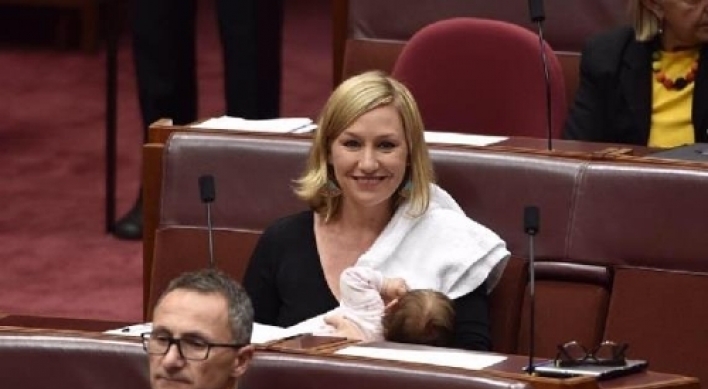 호주 연방의회에 모유 수유 의원 첫 등장…2개월 딸에 젖먹여