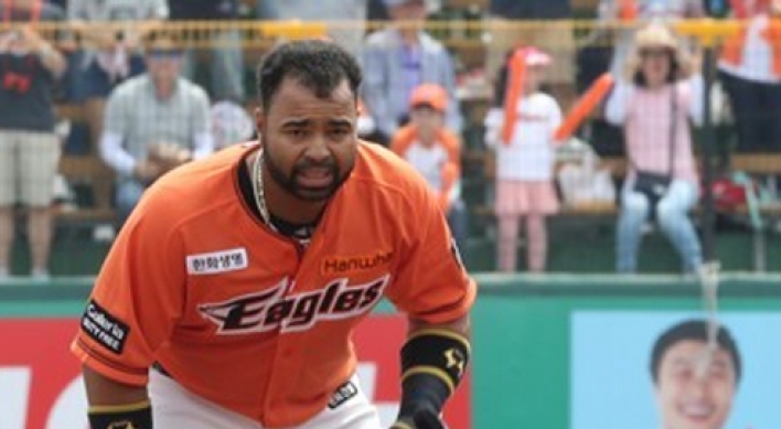 Ex-big league catcher to get more backstop duties in Korea